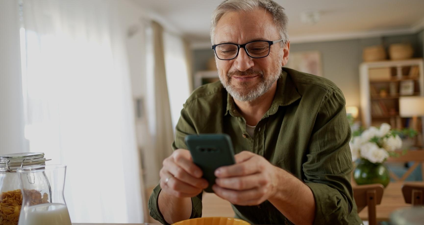 homme regardant smartphone