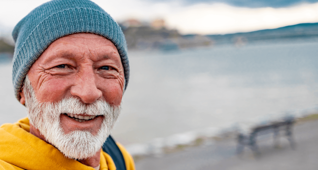 Senior faisant un selfi sur la plage