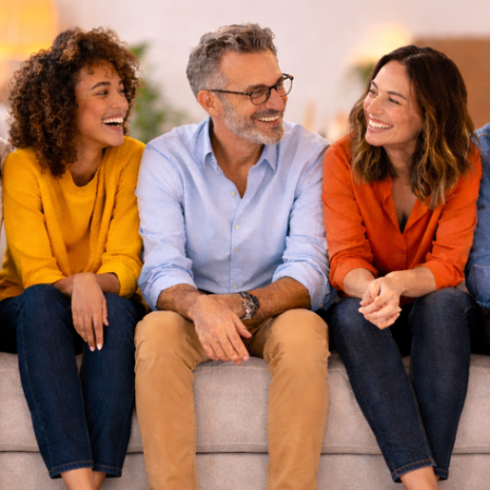 Personnes souriantes sur un canapé