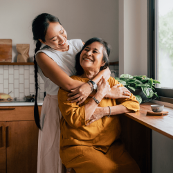 La petite fille et sa grand mère se faisant un calin