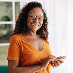Femme senior salon et smartphone