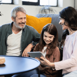 Famille en train de jouer avec une tablette