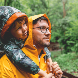 Pere et fils se promenant dans la forêt