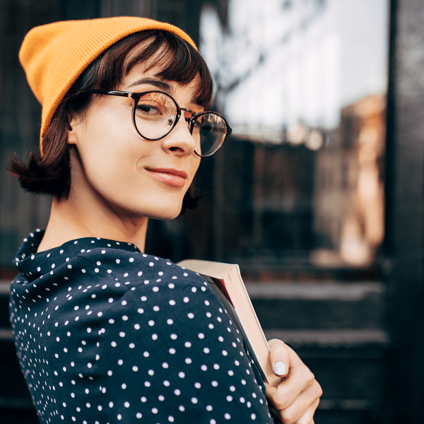 Femme se tournant pour regarder son interlocuteur