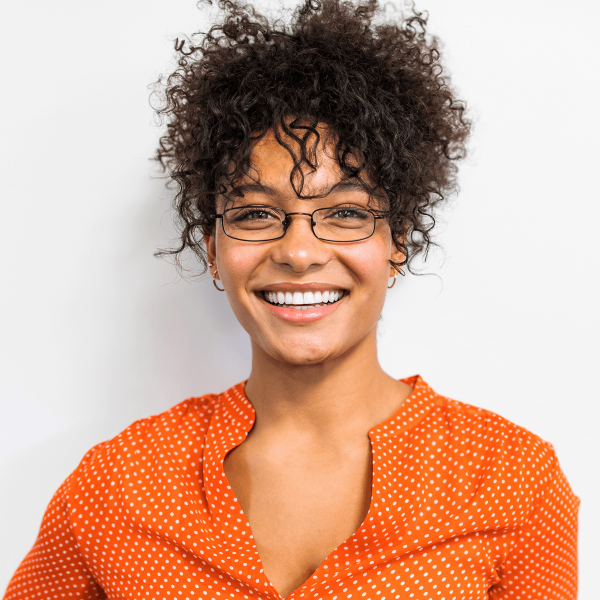 Femme souriante portant des lunettes