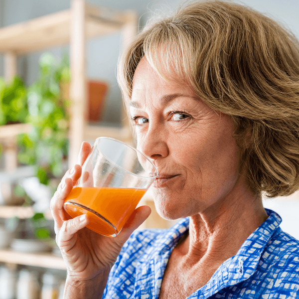 Femme buvant du jus d'orange
