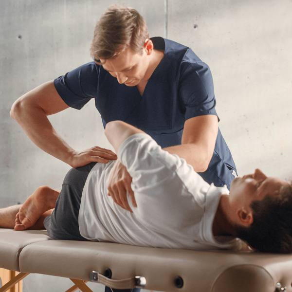 Ostéopathe faisant un mouvement avec un patient