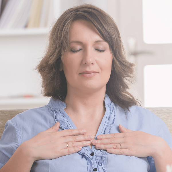 Femme yeux fermés faisant un exercice de respiration