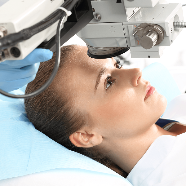 Femme en intervention chirurgicale oculaire
