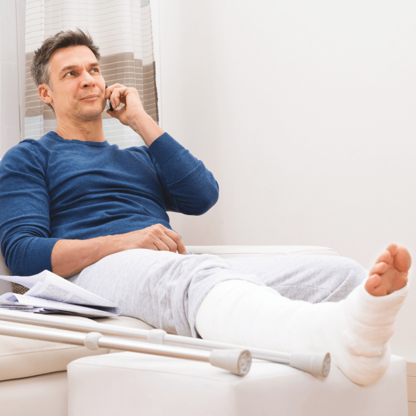 Homme assis avec une jambe dans le platre