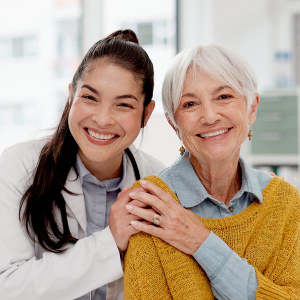Personne agée souriante avec sa doctoresse