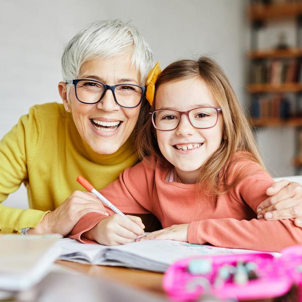 Grand-mère aidant sa petite fille à ses devoirs
